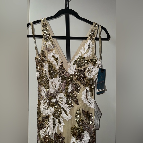 Sleeveless v neckline embellished nude evening gown - Picture 7 of 9